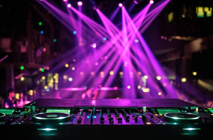 Using light to enhance the ambiance of the nightclub