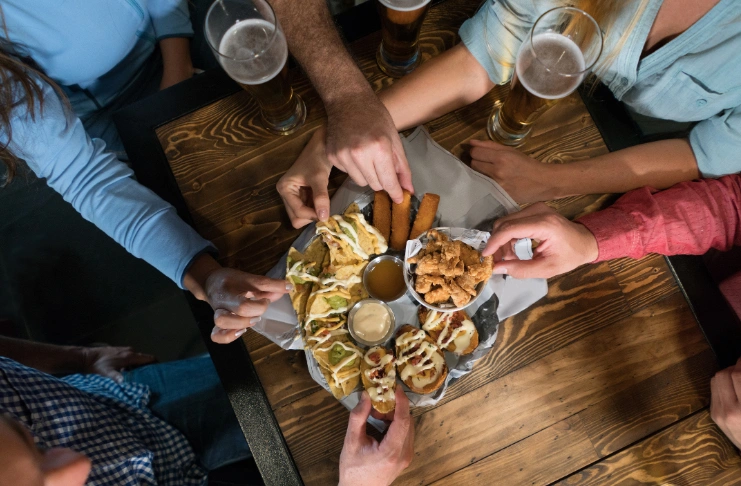 Happy Hour Strategies for Bars That Bring People In