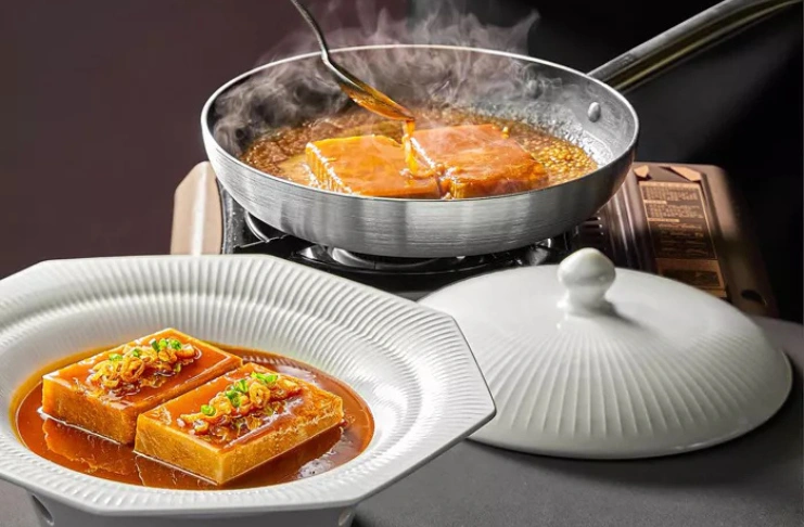 What made Meet the Bund a legendary restaurant?