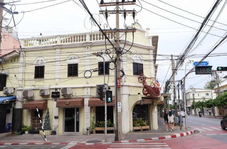 Joe, Saki, and the Building of Samlor