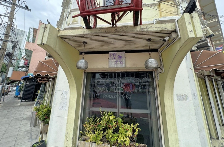 Tricycle at the entry of Samlor